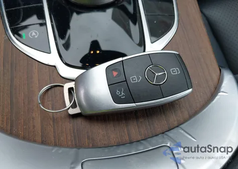 2019 Mercedes-Benz C 300 4Matic z USA, uszkodzony, nr VIN WDDWF8EB4KR512866